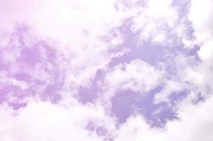 ein Foto eines hellen und glänzenden blauen Himmels mit flauschigem und dichtem Whi