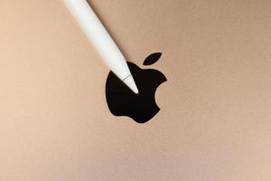 charkiw, ukraine - 27. januar 2022 apfelstift auf brandneuer apfel ipad goldener körperoberfläche mit firmenlogo. Apple Inc. ist ein amerikanisches Technologieunternehmen mit Hauptsitz in Kalifornien foto