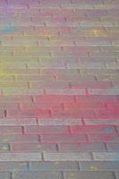 Mehrfarbige Pflastersteine, pulverbeschichtet mit Trockenfarben beim Holi-Festival foto