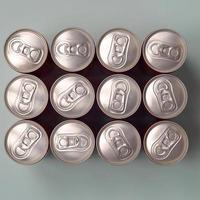 viele neue Aluminiumdosen von Soda-Softdrink- oder Energy-Drink-Behältern. Getränkeherstellungskonzept und Massenproduktion foto