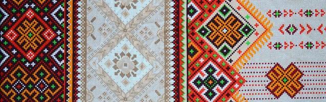 traditionelle ukrainische volkskunst gestricktes stickmuster auf textilgewebe foto