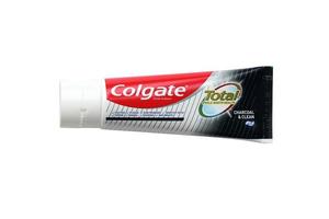 ternopil, ukraine - 23. juni 2022 colgate zahnpasta, eine marke von mundhygieneprodukten, die vom amerikanischen konsumgüterunternehmen colgate-palmolive hergestellt werden foto