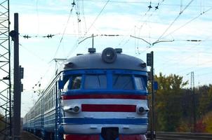 alter sowjetischer Elektrozug mit veraltetem Design, der sich auf der Schiene bewegt foto