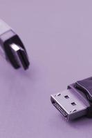 Audio-Video-HDMI-Computerkabelstecker und vergoldeter 20-poliger Displayport-Stecker für eine einwandfreie Verbindung auf violettem Hintergrund foto