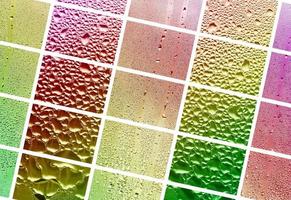 eine Collage aus vielen verschiedenen Glassplittern, verziert mit Regentropfen aus dem Kondensat. Regenbogenfarben foto