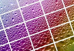 eine Collage aus vielen verschiedenen Glassplittern, verziert mit Regentropfen aus dem Kondensat. Regenbogenfarben