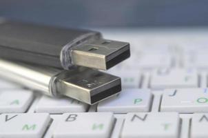 USB-Flash-Speicherkarte auf weißer Tastatur foto