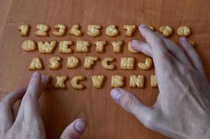 Hände auf Cracker-Tastaturtasten foto