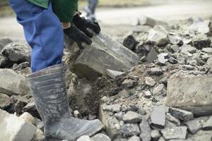 Arbeiter sortiert durch Trümmer des Hauses. Konstruktionsdetails. foto