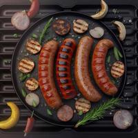 Grillwurst mit Kräuter- und Gemüsebeigabe auf der Grillplatte foto