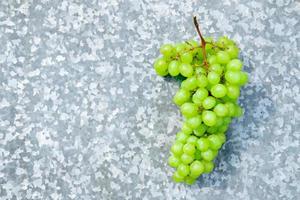 Weintraube auf einem eisernen Hintergrund. frische Rosinen foto