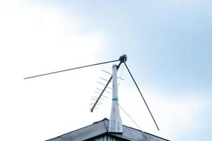 selbstgebaute antenne auf dem dach des hauses, für den fernsehempfang foto