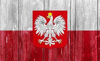 Flagge und Wappen Polens auf einem strukturierten Hintergrund. Konzept-Collage. foto