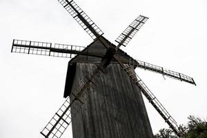 Alte Mühle aus Holz. mittelalterliche Mühle. hölzernes Gebäude foto