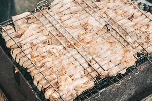 Pommes mariniertes Hähnchen auf einem Metallgitter. Hühnchen Kebab foto