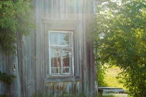 verlassenes Holzhaus mit Fenster, ohne Menschen foto