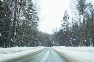 Straße durch den Winterwald foto