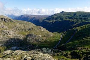 blick über die landschaft der serra da estrela, dem höchsten berg des portugiesischen kontinents. Panoramastraßen mit fantastischen Aussichtspunkten. die Welt bereisen und sich mit der Natur verbinden. erstaunliche Reiseziele. foto