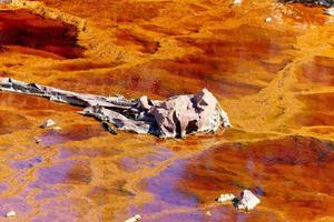 Blick auf die Bergbautätigkeit. verschmutzter Fluss und Wasser. Apokalypse Landschaft. abstrakt. Erde und Naturzerstörung. Gewinnung natürlicher Ressourcen aus der Erde. ökologisches Desaster. foto