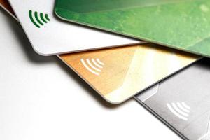 Kreditkarten mit kontaktloser Zahlung. Stapel von Kreditkarten auf weißem, isoliertem Hintergrund foto