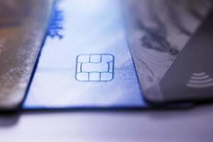 elektronische kontaktlose Kreditkarte mit Mikrochip mit selektivem Fokus. Makro einer Kreditkarte. foto