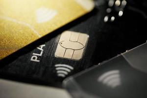 Zurückhaltende Makroaufnahme mit Kreditkarte, kontaktlose Zahlungen foto