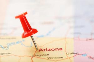 rote schreibnadel auf einer karte von usa, arizona und der hauptstadt phoenix. Closeup Karte Arizona mit rotem Reißzwecken foto