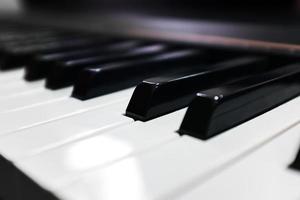 Keyboard-Synthesizer. klaviertastatur mit selektivem fokus. klassisches Klavier. foto