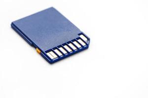 blaue SD-Speicherkarte isoliert auf weiß. Konzept foto
