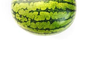 halb gestreifte Wassermelone auf weißem Hintergrund, isoliert. eine Vielzahl von Rot foto