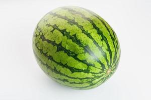 Wassermelone mit gestreifter Schale auf einem weißen, isolierten Hintergrund. Vielzahl von Wassermelonen gelb foto