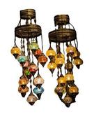traditionelle türkische mosaiklampen isoliert, auf einem markt hängend