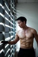 Wirkung von Übungen zum Aufbau von Brustmuskeln machen den jungen Mann zu einem intelligenten, schönen Körper.