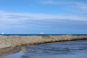 schöner meerblick, schiffe, boote weit weg im meer an sonnigen tagen, natürlicher hintergrund, erstaunliches sommerabenteuer, mittelmeerreise foto