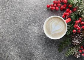 tasse latte kaffee und weihnachtsdekoration auf dunklem betonhintergrund foto