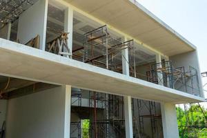 Perspektivische Struktur des im Bau befindlichen Hauses im modernen Stil auf dem Gelände foto