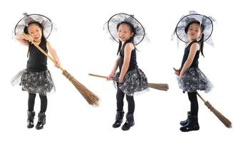 Portrait asiatisches kleines Mädchen in süßer Hexe für Halloween-Kostüm mit Besen. foto