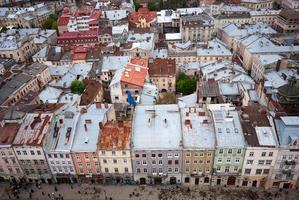 Blick auf die Dächer von Gebäuden. blick auf den platz rynok vom dach des rathauses. Ukraine, Lemberg foto