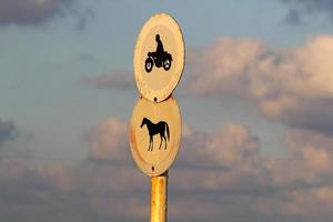 Verkehrszeichen und Verkehrszeichen in Israel foto