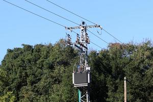 Drähte an einer Stange, die elektrischen Hochspannungsstrom führen. foto