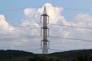 Drähte an einer Stange, die elektrischen Hochspannungsstrom führen. foto