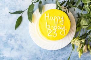 kleine Bento-Torte mit Aufschrift Happy B-Day 23 als Geschenk zum Geburtstag. Kuchen im koreanischen Stil für eine Person. ein süßes Überraschungsdessert für einen geliebten Menschen. foto