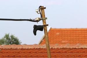 Drähte an einer Stange, die elektrischen Hochspannungsstrom führen. foto