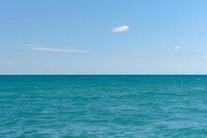 Blick auf das ruhige Meer am Mittag, klares sonniges Wetter, Idee für einen Hintergrund oder Bildschirmschoner. foto