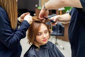 friseur lockt langes hellbraunes haar foto