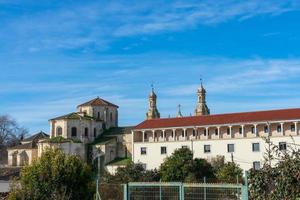 Katholisches Kloster im Wald mit blauem Himmel foto