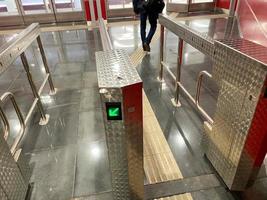Schöne neue automatische Drehkreuze aus glänzendem Metall zum Betreten der U-Bahn oder zum Verlassen des Gebäudes foto