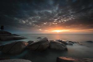 schöner Sonnenuntergang über mit Felsen foto