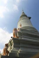 Wat Phnom in der Stadt Phnom Penh in Kambodscha mit blauem Himmel foto