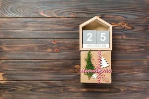 Kalender mit Datum 25. Dezember und Geschenkboxen auf farbigem Hintergrund. Weihnachtskonzept